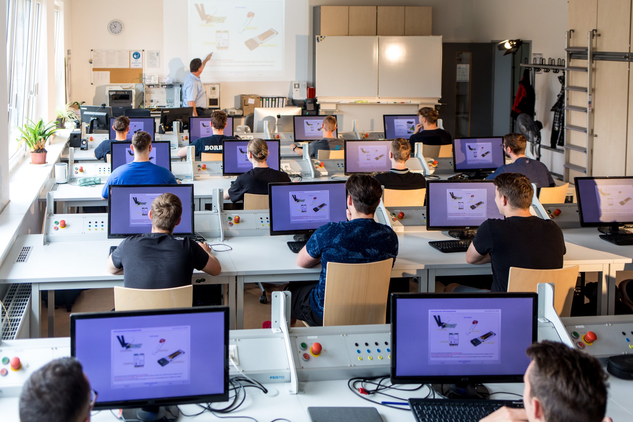 Ausbilder/Lehrkraft im Bereich Projektcenter (m/w/d) in Vollzeit oder Teilzeit